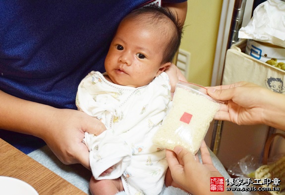 剃胎毛、滿月剃頭、嬰兒剃頭、嬰兒理髮、嬰兒剃髮、嬰兒剃胎毛、嬰兒滿月剃頭、寶寶剃頭、剃胎毛儀式、剃胎毛吉祥話、滿月剃頭儀式、滿月剃頭吉祥話、寶寶剃胎毛、寶寶滿月剃頭理髮、 台中西區剃胎毛、台中西區滿月剃頭、 台中西區嬰兒剃頭剃胎毛、台中西區嬰兒理髮、台中西區嬰兒剃髮、蘇寶寶(台中西區到府嬰兒寶寶滿月剃頭理髮、免費到府嬰兒剃胎毛儀式吉祥話)。到府剃頭剃胎毛主持、專業拍照、DVD光碟、證書。★購買「臍帶章、肚臍章、胎毛筆刷印章」贈送：剃頭、收涎、抓周，三選一。2016.01.06 照片6